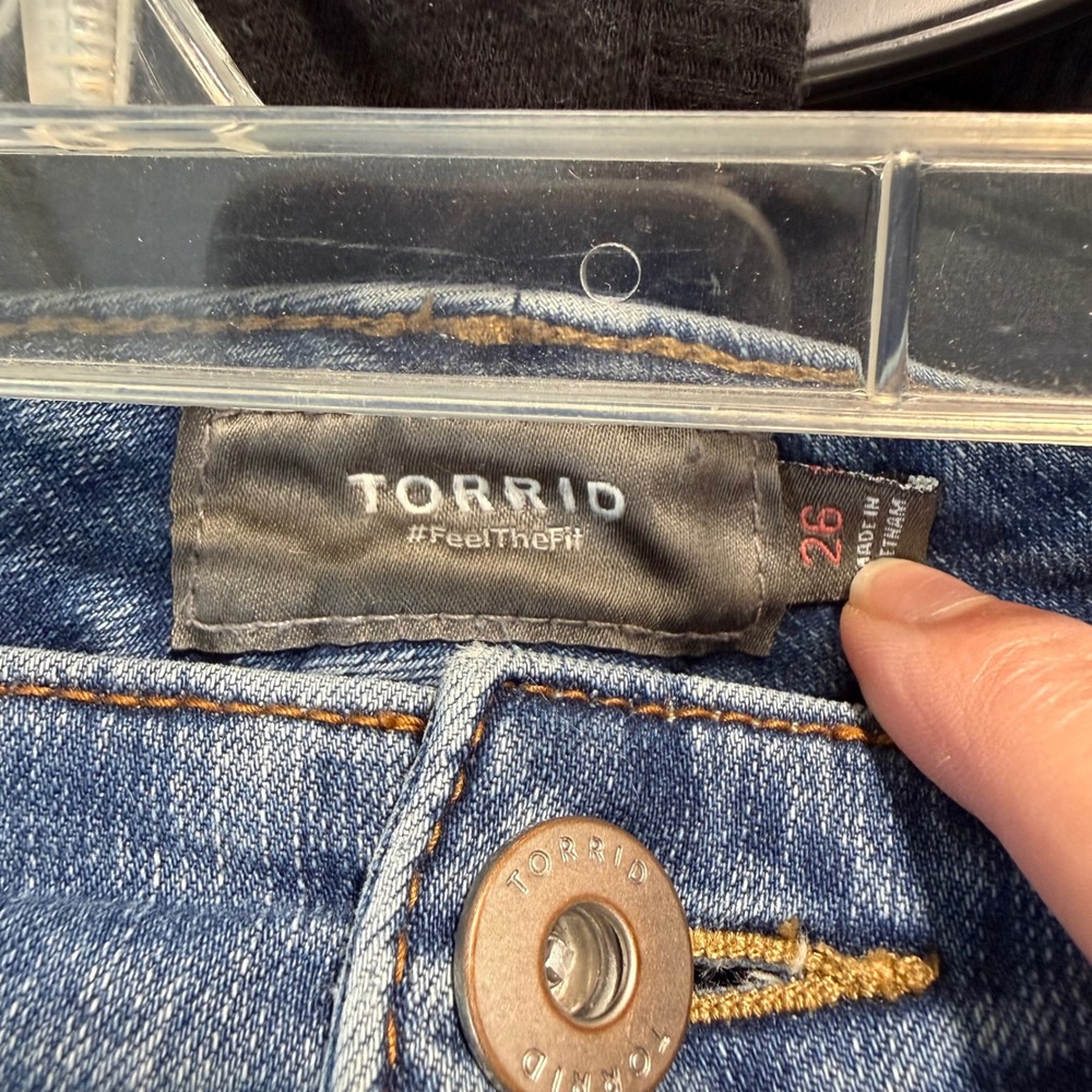 Torrid sz 26 Denim Jean Shorts Medium Wash Distressed Stretchy Bermuda - Picture 6 of 7